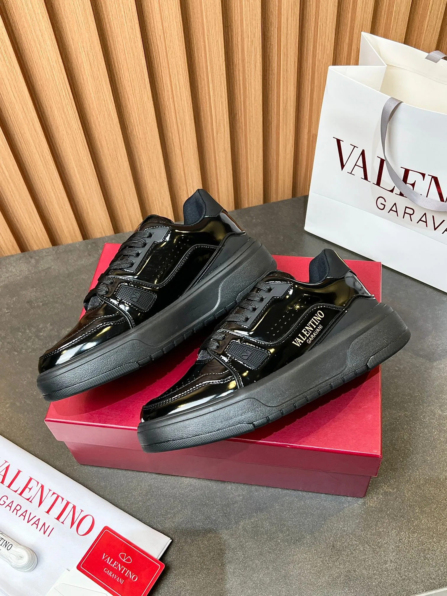 👟👟Ex-factory price 680👟👟 𝑽𝒂𝒍𝒆𝒏𝒕𝒊𝒏𝒐Valentino 𝑶𝒏𝒆𝑺𝒕𝒖𝒅 Couple's sneaker series Valentino 2025 latest couple's sneakers same style for celebrities Hot sale. The original ZP was purchased and dismantled. Repeated printing and modification. Trying to restore the original version 1:1! Top luxury masterpiece, soft and comfortable, combining fashion and leisure, bringing excellent and elegant texture and excellent on-foot comfort. Top purchasing version upper: imported calfskin surface/original oil edge craftsmanship. Lining: water-dyed cowhide lining. Outsole: original development 𝐓𝐏𝐔 two-color combination outsole. Packaging: original configuration complete package. Code number: 34-44